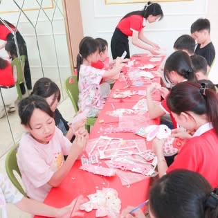 Học viên Phù Dao cùng làm sản phẩm trong lớp trải nghiệm