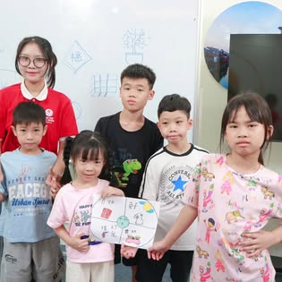 Nhóm học viên Phù Dao giới thiệu sản phẩm học tập