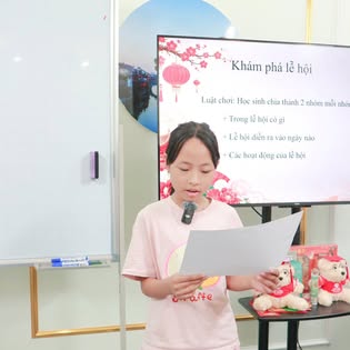 Học viên Phù Dao trình bày nội dung khám phá lễ hội trước lớp
